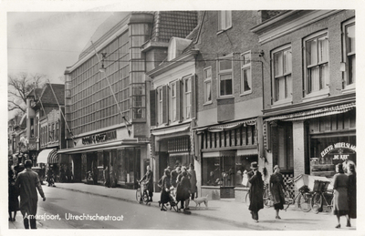 12611 Gezicht in de Utrechtsestraat met bebouwing en publiek te Amersfoort uit het noordoosten; met rechts de ...